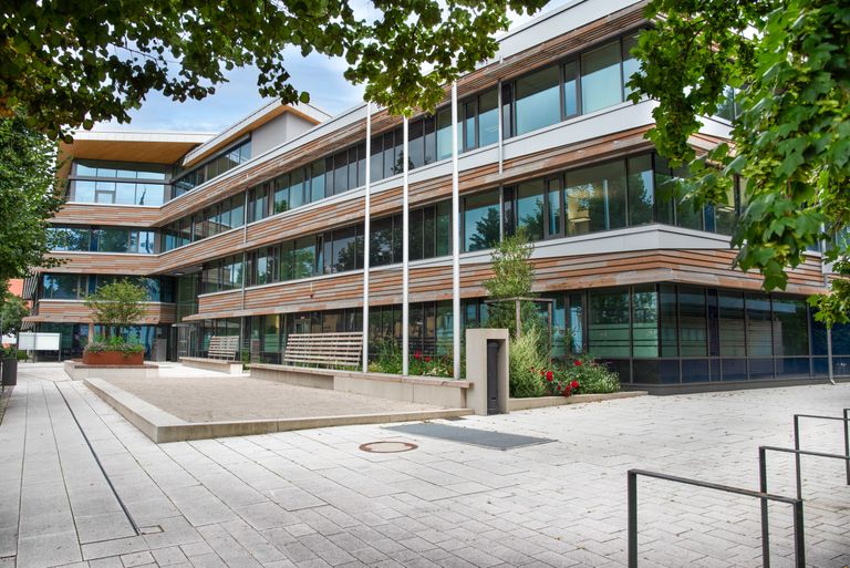 Außenansicht des Gröbenzeller Rathauses, im Vordergrund der Vorplatz mit der angelegten Boulebahn