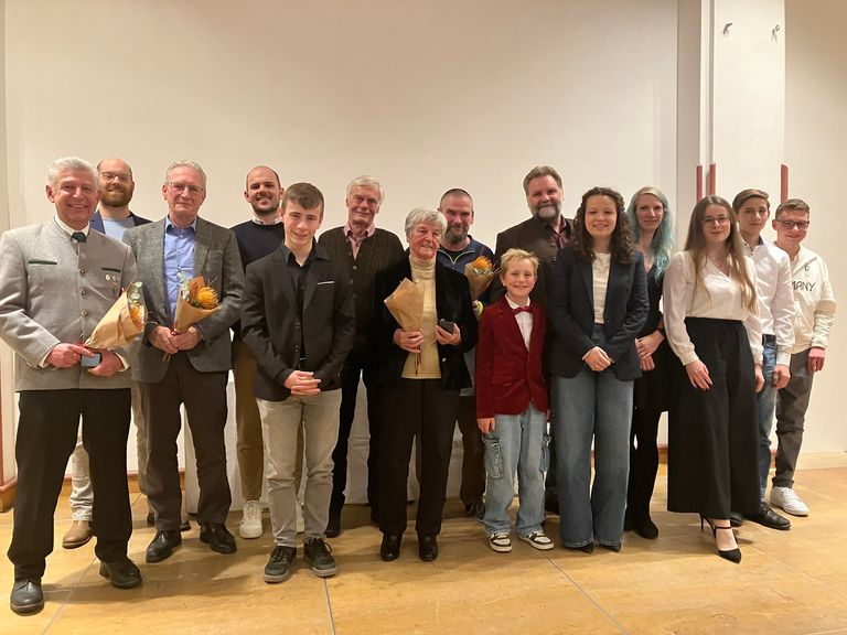 Alle Geehrten gemeinsam mit Dr. Daniel Holmer und Martin Schäfer auf der Bühne des Bürgerhauses fotografiert.