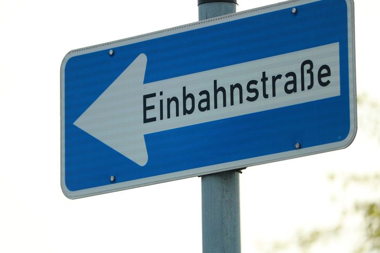 Einbahnstraßen-Schild im Freien, Nahaufnahme