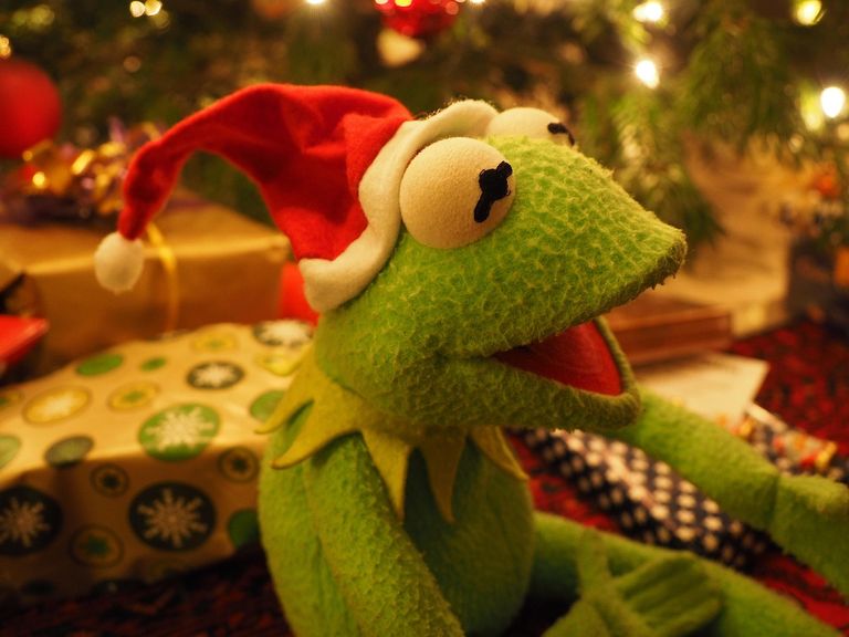 Kermit der Frosch vor Geschenken und einem Weihnachtsbaum