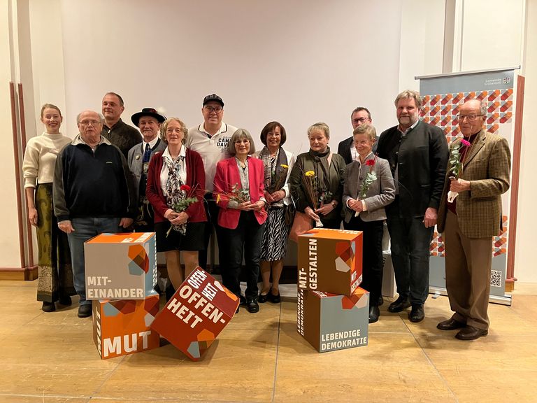 Gruppenfoto aller geehrter Ehrenamtlicher sowie Erstem Bürgermeister Martin Schäfer (2. v. r.) und Ehrenamtskoordinatorin Lina Bischoff (li.).