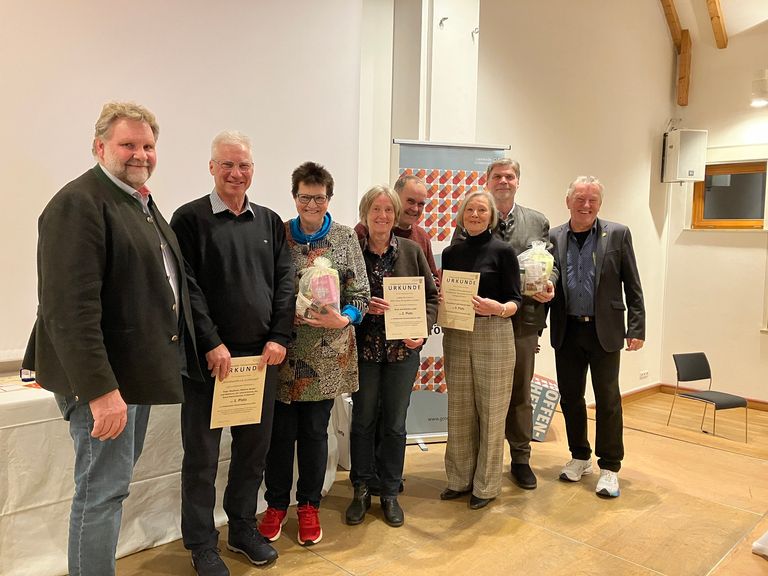 Die Geehrten mit Erstem Bürgermeister Martin Schäfer (li.) und Gemeinderat Walter Voit (re.)