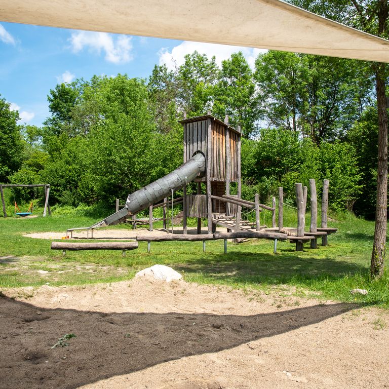 Spielhaus und Sandkasten