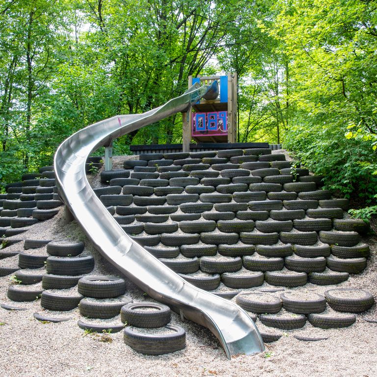 Rutschenturm am Spielplatz im Freizeitgelände