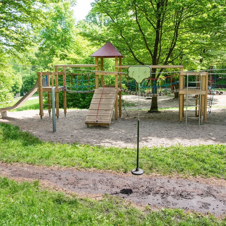 Seilbahn und Spielturm "Tarzanbrücke | © Marco Feicht Seilbahn und Spielturm "Tarzanbrücke" am Spielplatz im Freizeitgelände